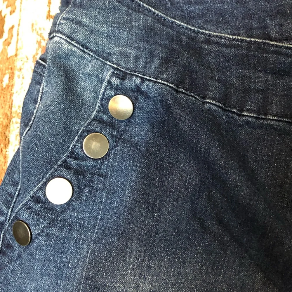 D. Jeans Cropped Ankle Blue Denim Jeans, with Button Accents - Picture 3 of 7